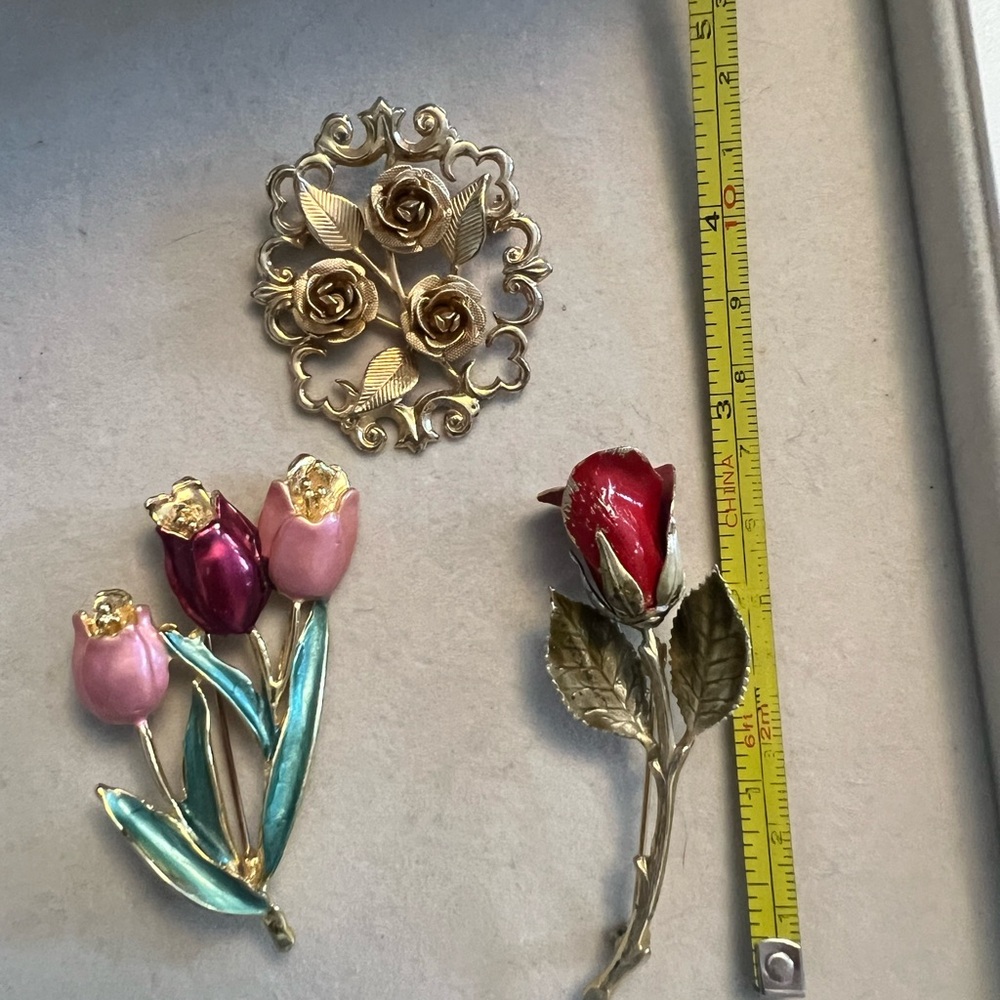 Lot of three vintage flower brooches, gold & enamel, great for Valentine’s Day! - Picture 16 of 17